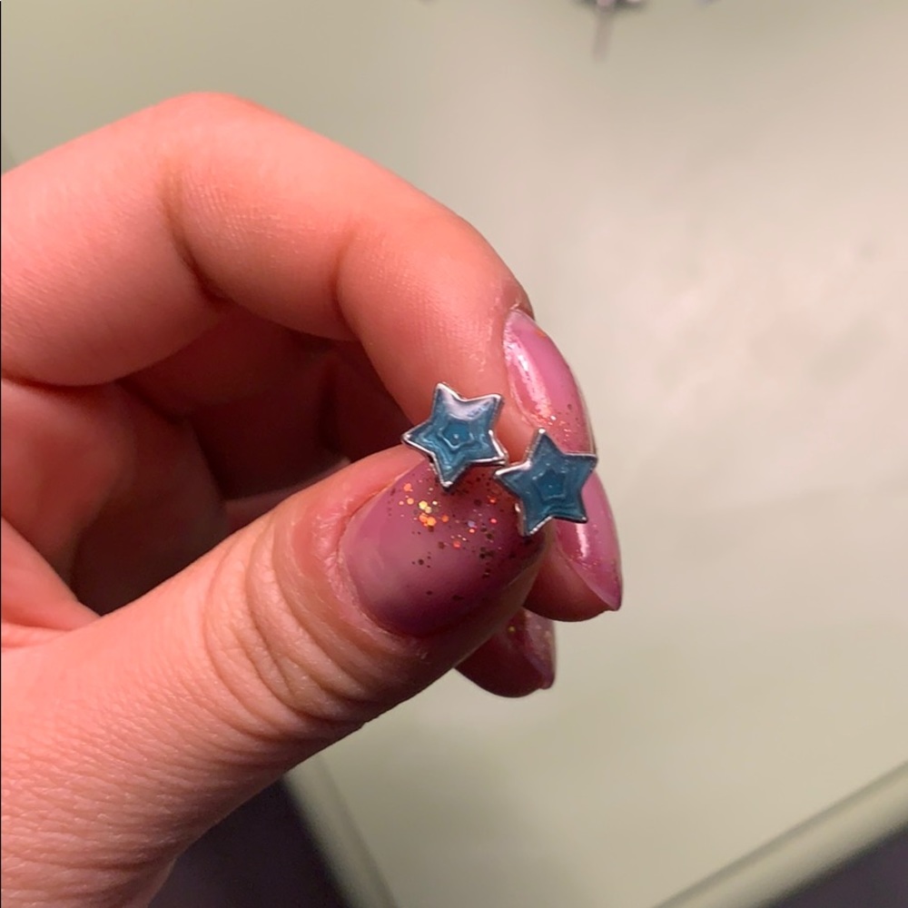 Cute blue star stud earrings 💙